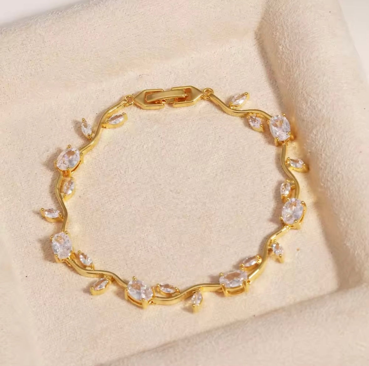 Anti tarnished tulip bracelet